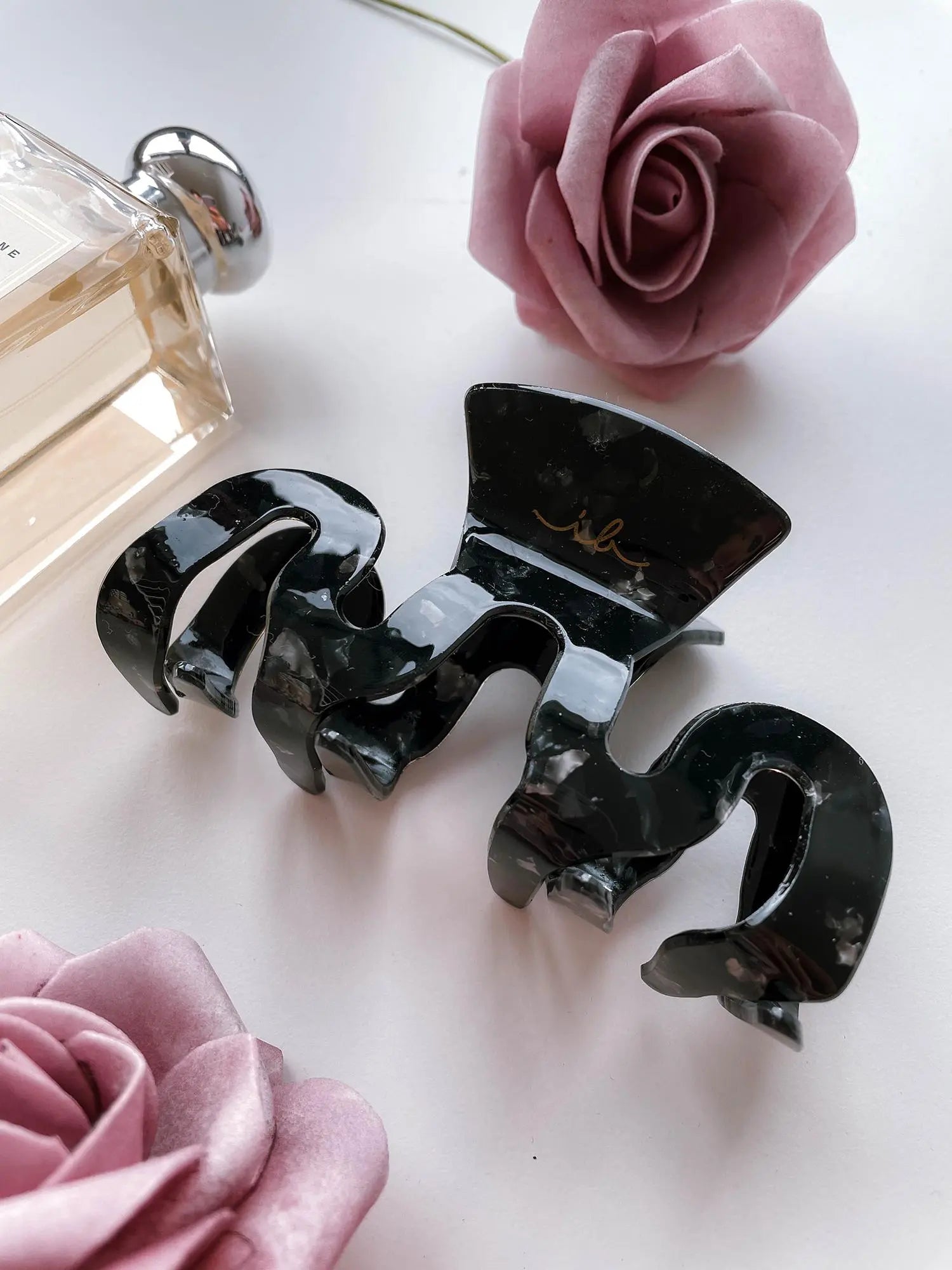 Elevate your style with Invisibobble Clipstar Eclipse 2pc! Secure all-day hold meets chic design in this unbreakable claw clip.