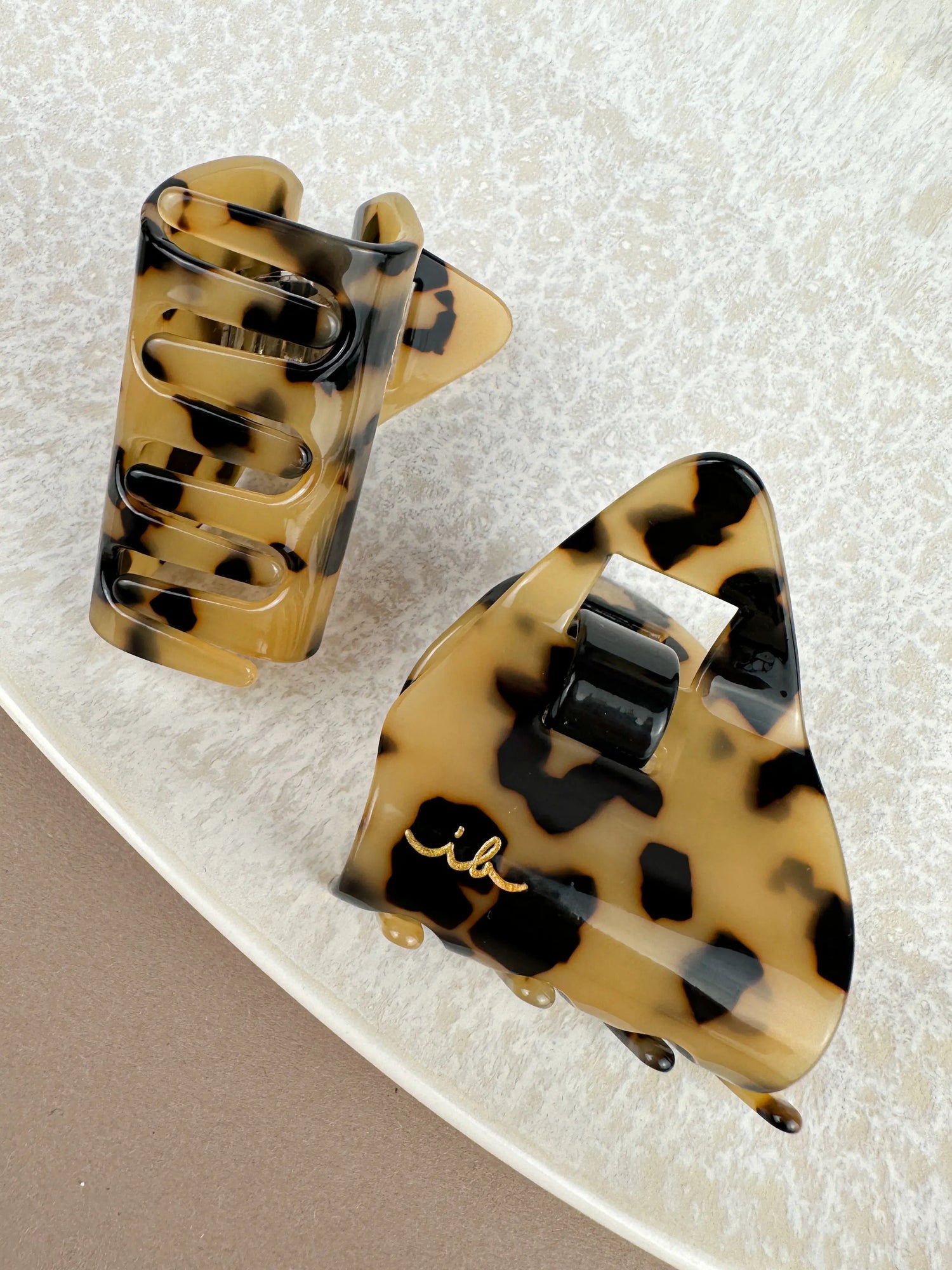 Durable Leo Love Everclaw: metal-free, strong hold, happy hair in a stylish, unbreakable accessory!