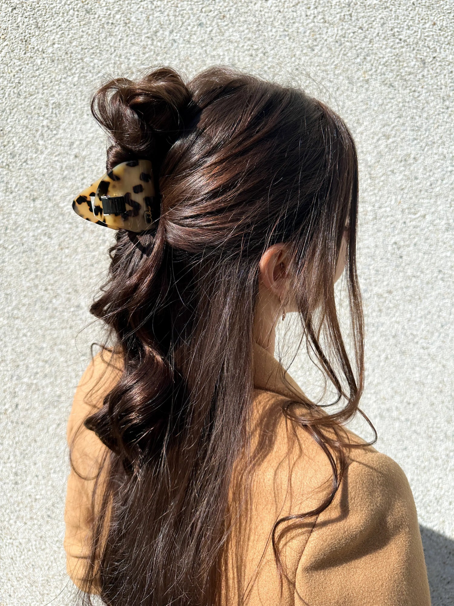 Durable Leo Love Everclaw: metal-free, strong hold, happy hair in a stylish, unbreakable accessory!