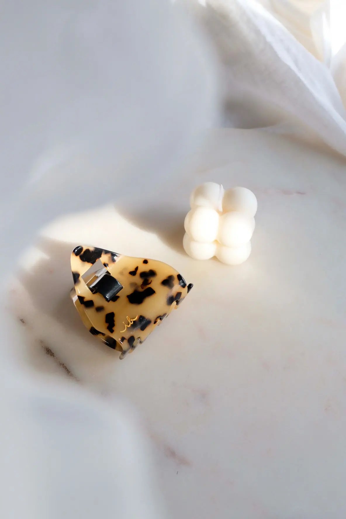 Durable Leo Love Everclaw: metal-free, strong hold, happy hair in a stylish, unbreakable accessory!