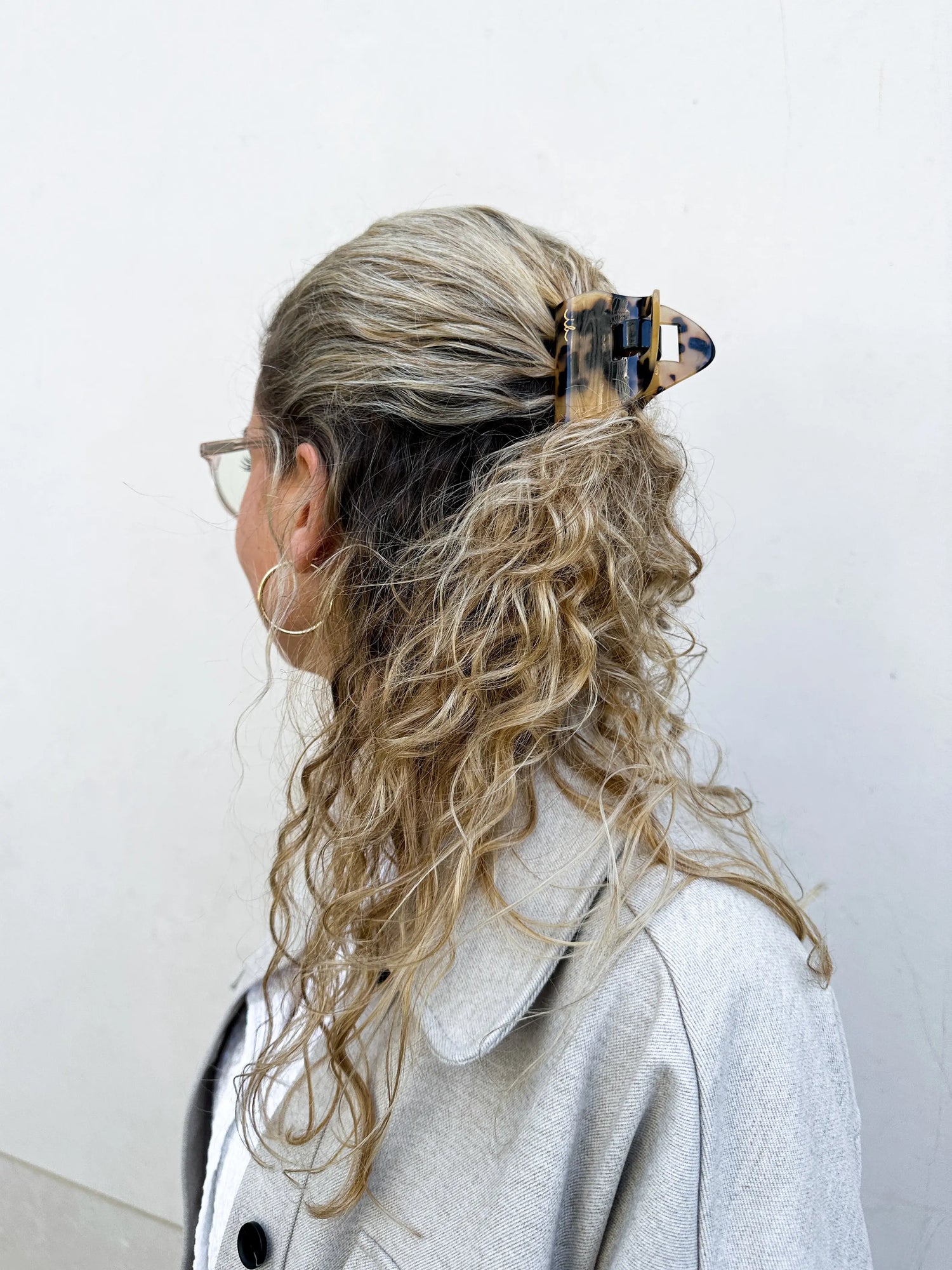 Durable Leo Love Everclaw: metal-free, strong hold, happy hair in a stylish, unbreakable accessory!