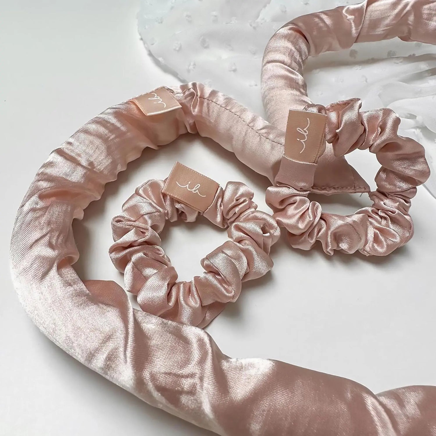 Invisibobble Heatless Curling Set: Achieve bouncy, heat-free curls for all hair types. Perfect for gifting!