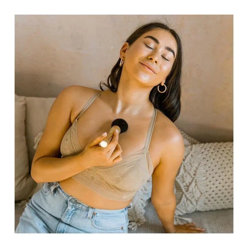 Enhance your sunless tan with PinkPro's Sunna Rose Gold Blending Brush – a must-have for flawless application and contouring!