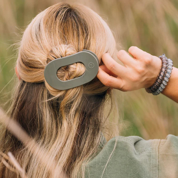 Teleties Flat Clip Round Medium - Sage It Aint So